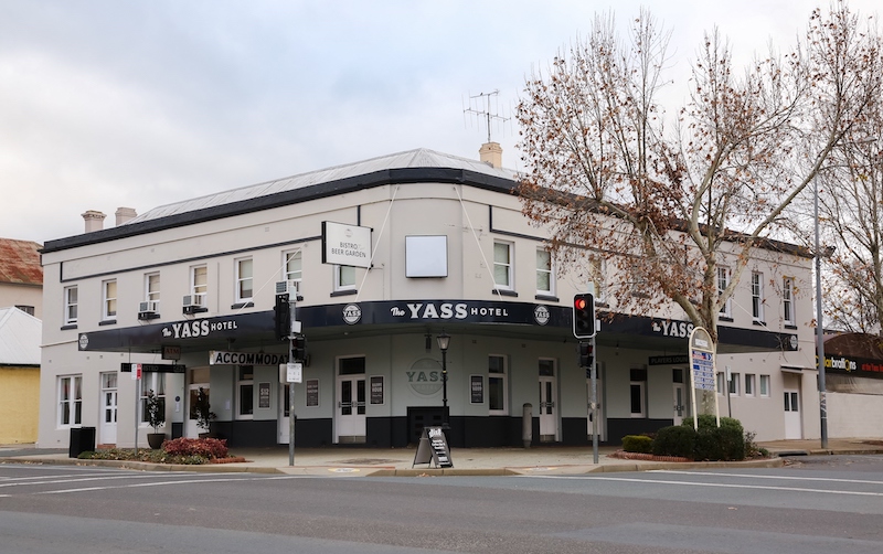 Yass Hotel