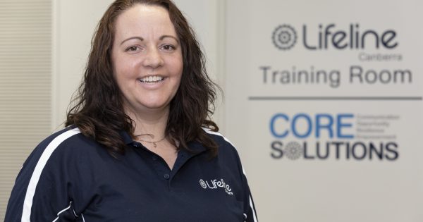Calls for more Lifeline crisis supporter volunteers as demand surges