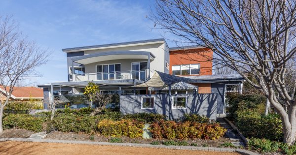 North-facing architecturally clever home across the pond in Kettle Street