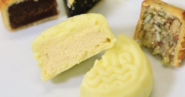 Mooncakes' gravitational pull brings Chinese community together