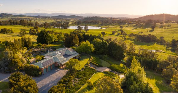 Extraordinary country residence set in beautiful landscaped gardens