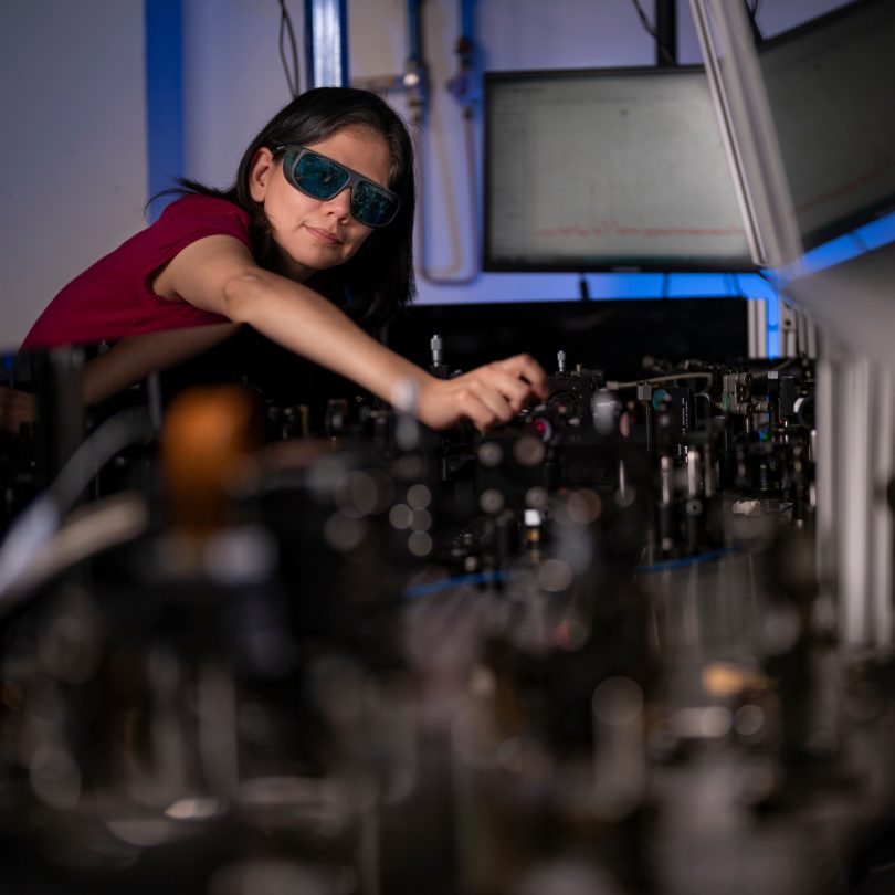 Dr Rocio Camacho Morales with the new technology