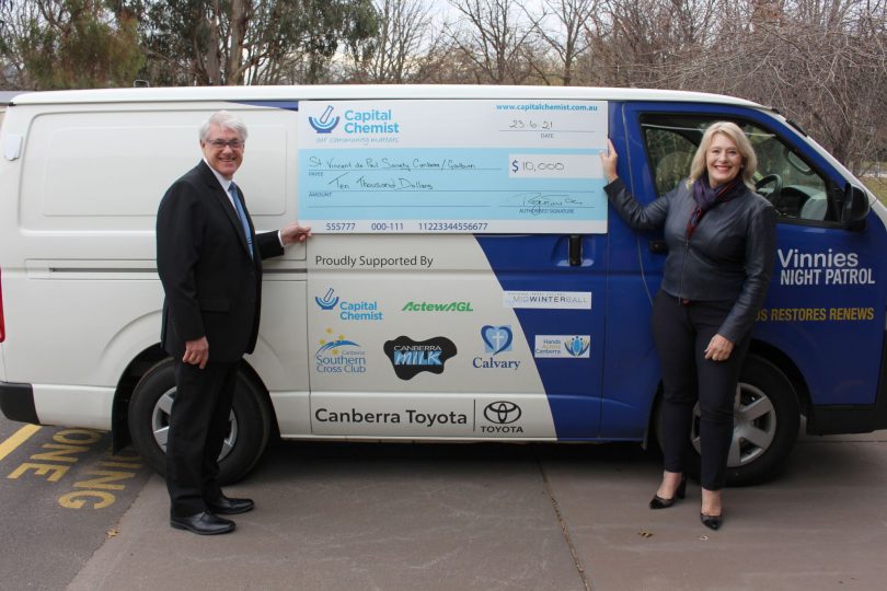 Barnie van Wyk accepting a cheque from Melita Flynn