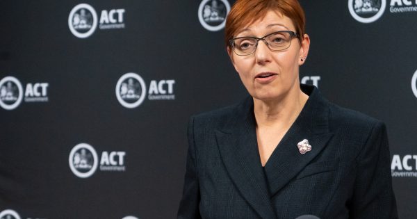 Minister apologises for communications error around COVID-19 tests, confirms they're free for domestic travel