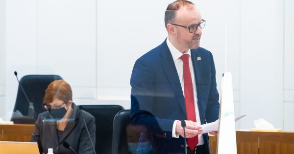 Barr to maintain government support for recovering economy