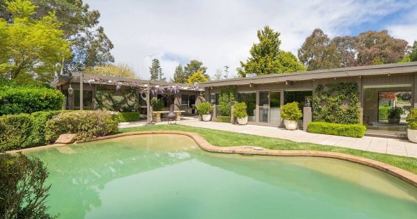 Peaceful retreat offers resort lifestyle 25 minutes from the city