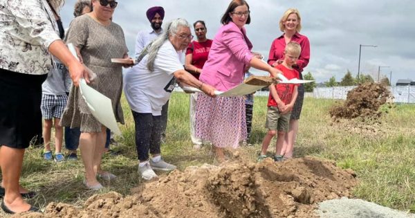 Googong Public School sod-turning celebration met with criticism from the opposition