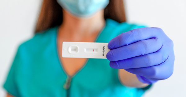 Fully vaccinated young Canberra man dies from COVID-19 in Sydney hospital as ACT records 992 new cases