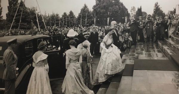 Queen steps into Aussie flies, Ikebana and a 'city without a soul'