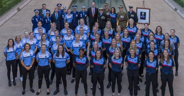 'Historic moment': servicewomen face off in AFL Anzac round curtain-raiser