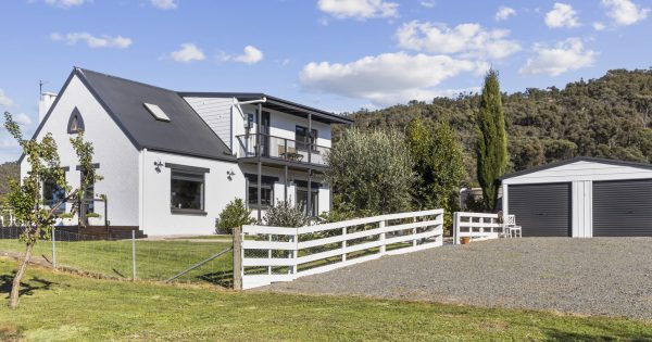 Rustic charm and character on 20 acres in Currawang