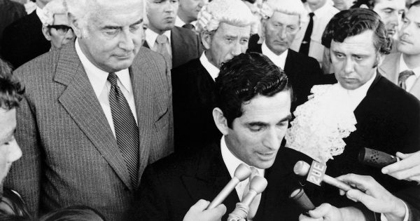 The Dismissal's man on the steps, Sir David Smith, dies, aged 89
