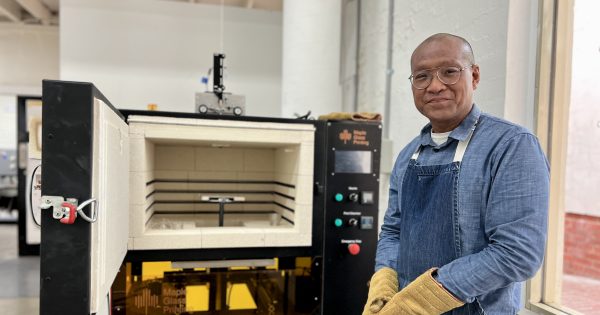 WATCH: The world's first commercial 3D glass printer arrives in Canberra