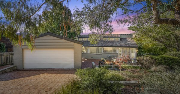 Tastefully renovated, light-filled, Pettit+Sevitt-designed Chapman home offers effortless indoor-outdoor flow
