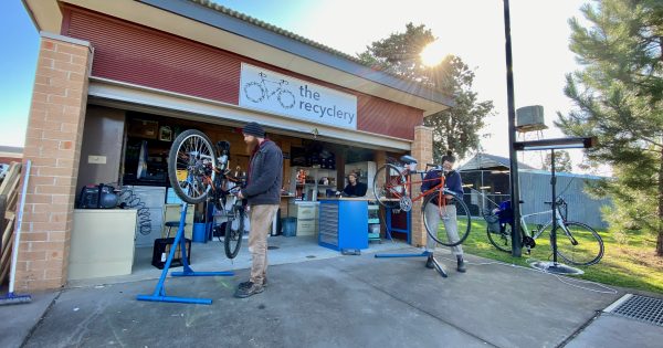 Meet the DIY repair shed team keeping the wheels turning for Canberra's cyclists