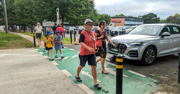 Lyneham parents push for 30 km/h trial around schools