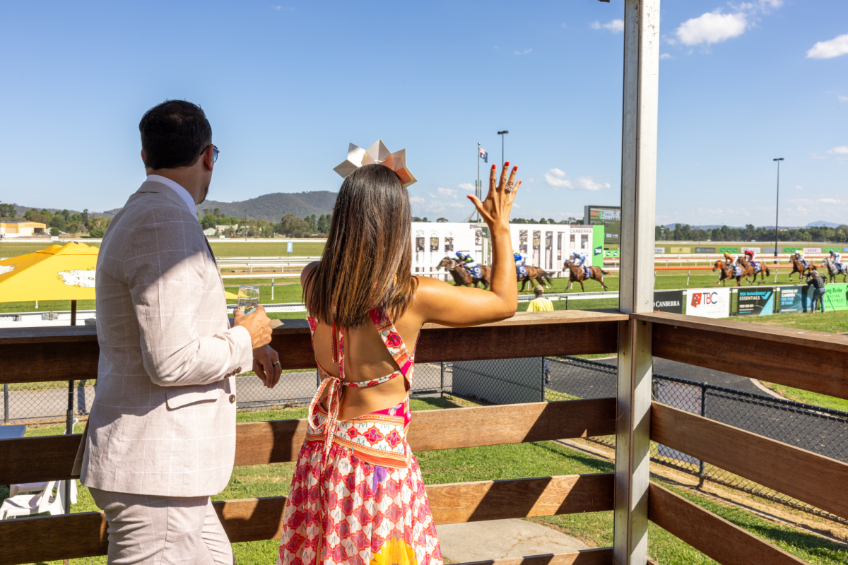 people watching the horse races