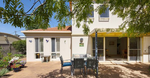 Willemsen design in distinguished location a short stroll from Lake Burley Griffin