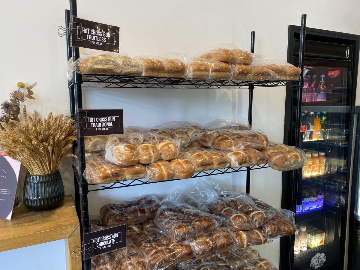 A shelf of pre-bagged hot cross buns.
