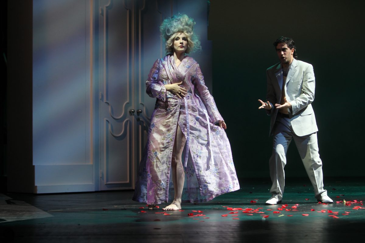 Opera singer Erika Simons in action