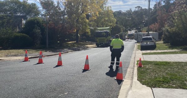 Cause of fire that 'extensively damaged' Canberra house unknown