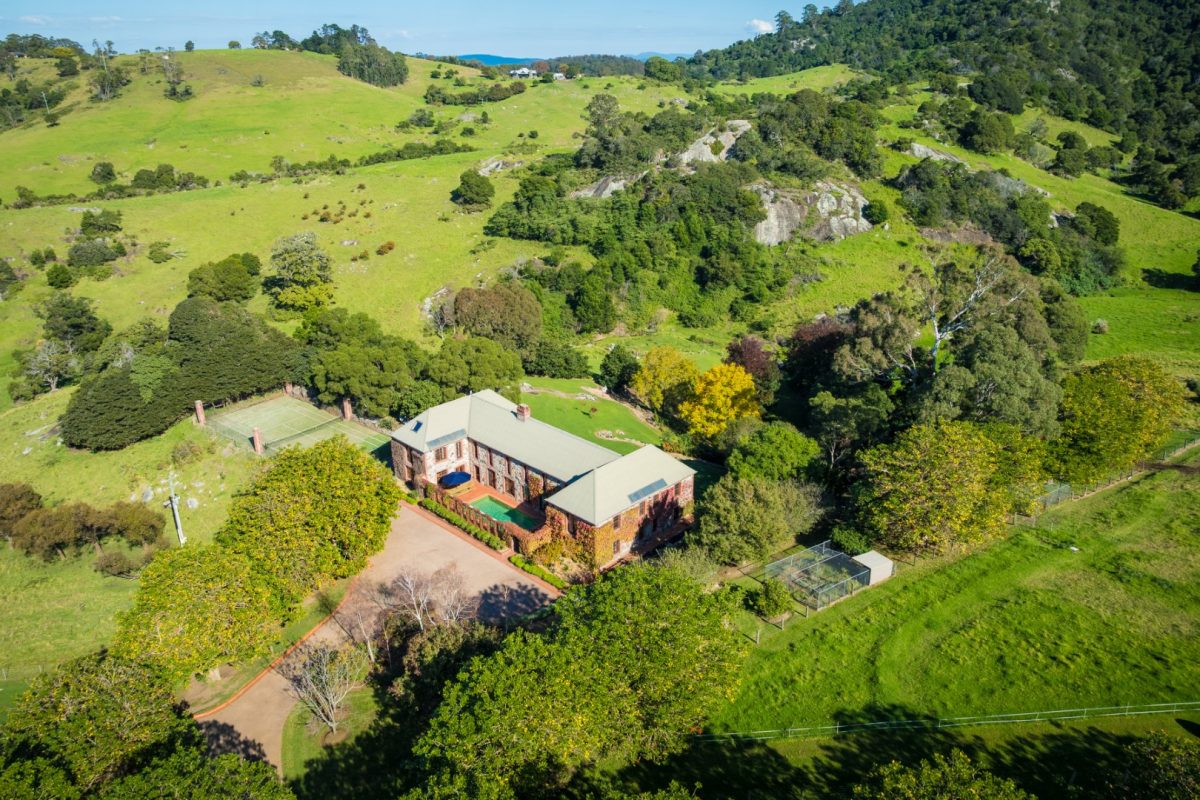 birds eye view of home and surrounds