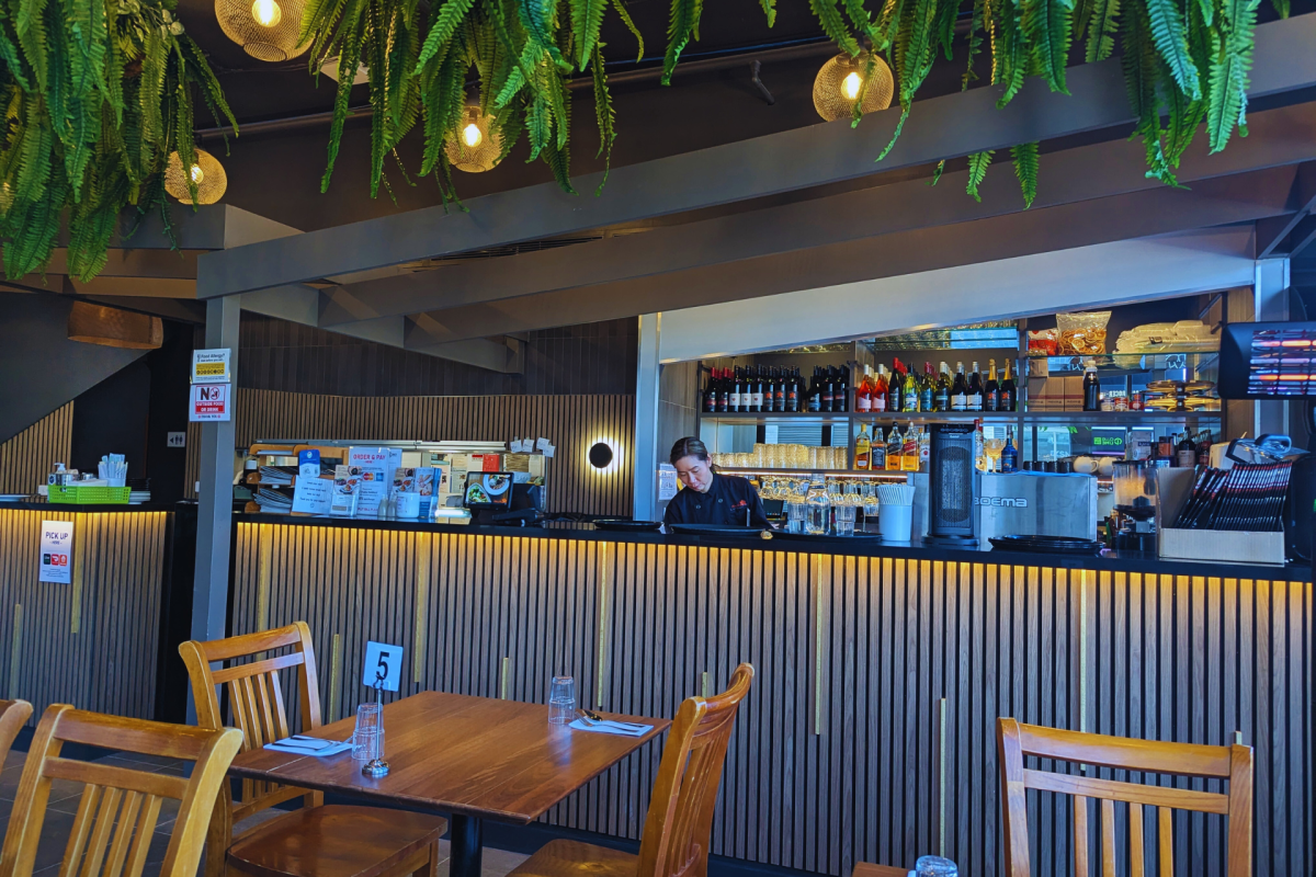 A counter and bar at a restraurant.