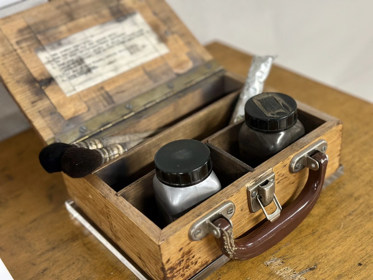 Fingerprint dusting kit