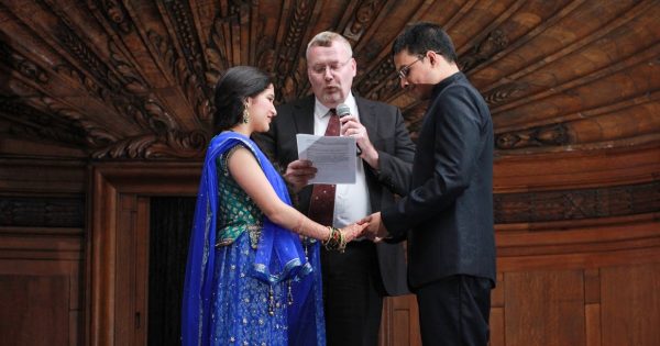 Canberra celebrant solves wedding budget woes with lakeside vows