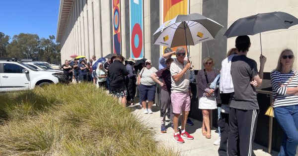Collectors queue overnight for Bluey coin release
