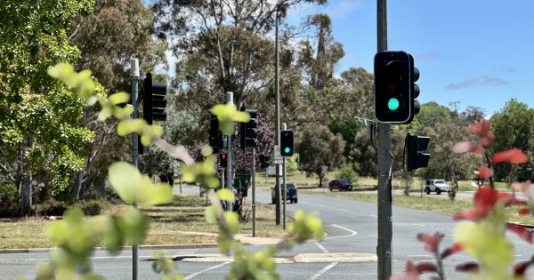 The science behind traffic lights - and why they're chosen over roundabouts