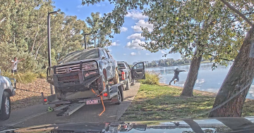 WATCH: Police film car chase that only ends when alleged driver jumps into Lake Burley Griffin