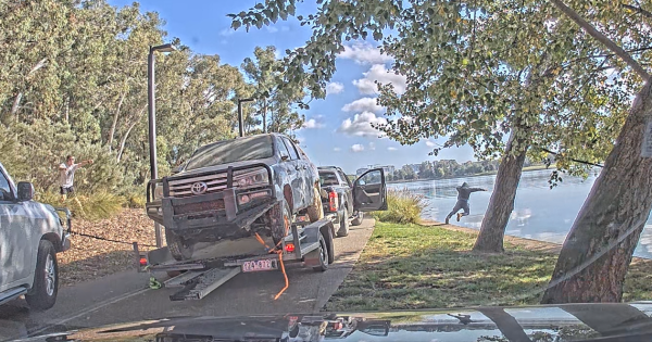 WATCH: Police film car chase that only ends when alleged driver jumps into Lake Burley Griffin