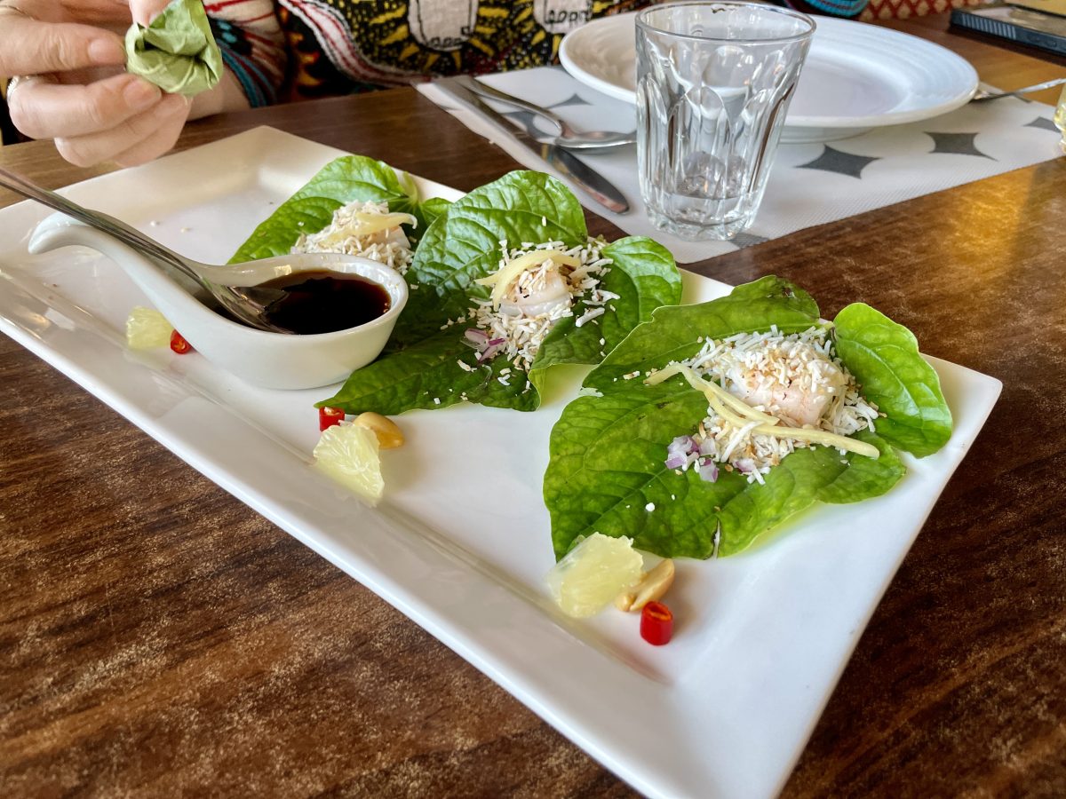 Betel leaves on a plate with fillings.
