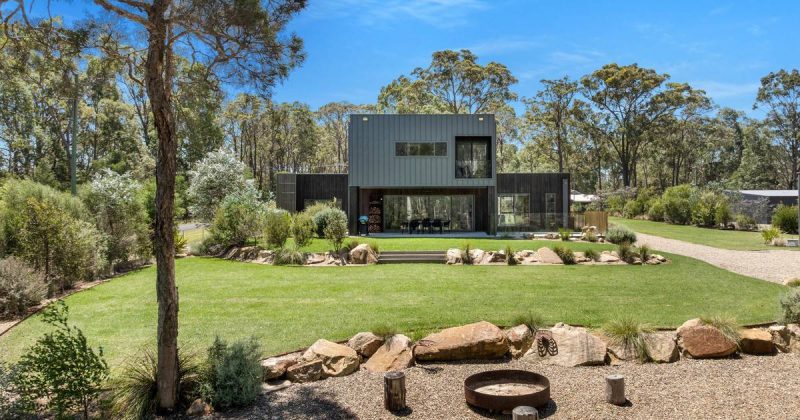 Contemporary living a stone's throw from the coast in relaxed Worrigee