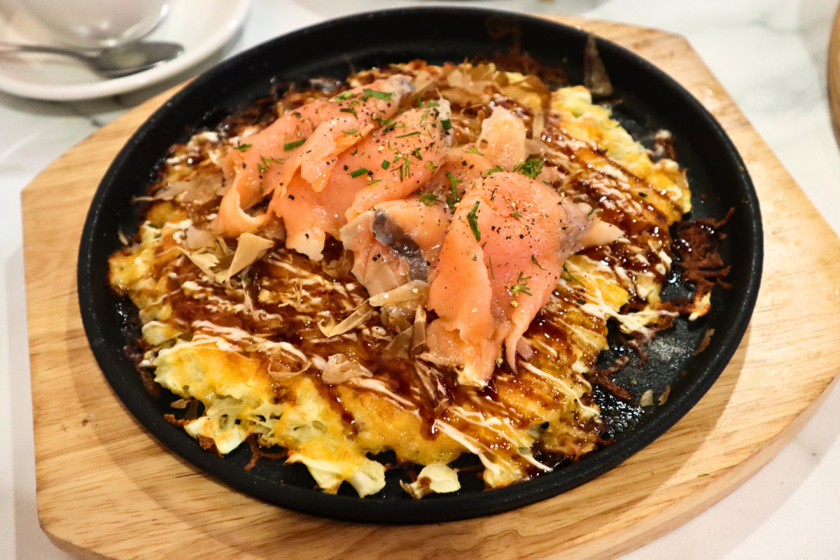 A plate of okonomiyaki