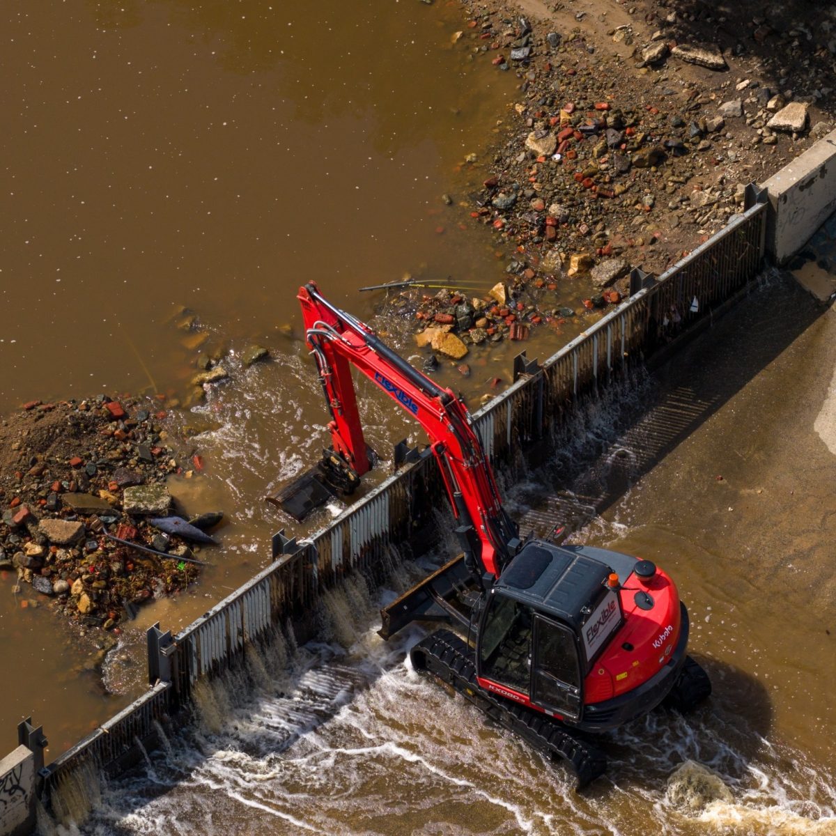 heavy machinery in Yarralumla Creek